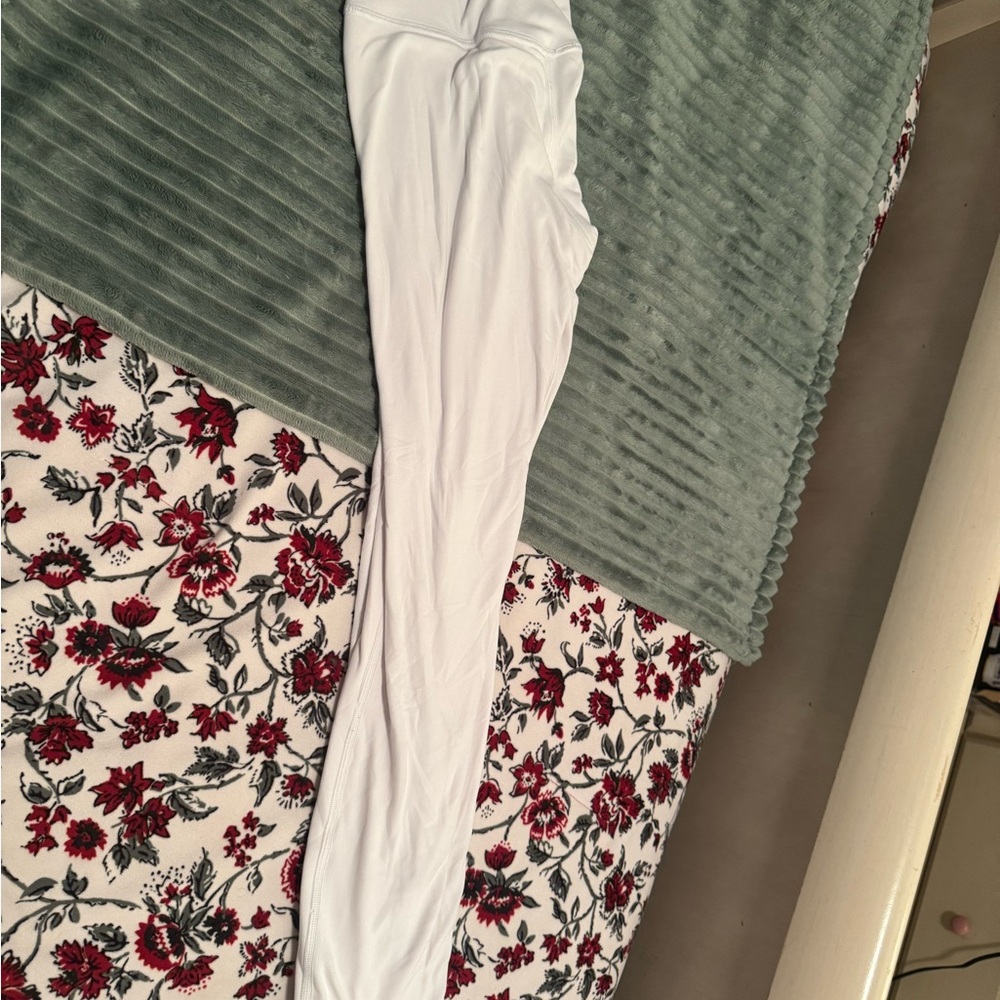 LuluLemon - Women's White Leggings/Tights